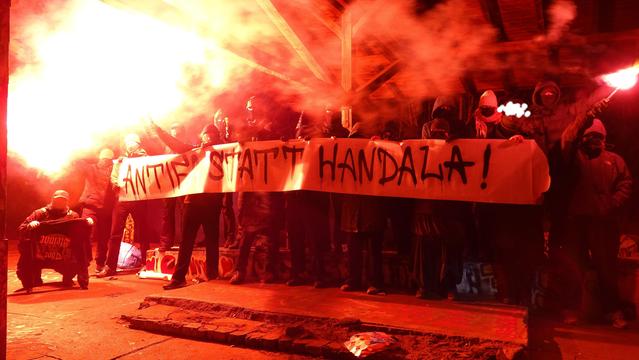 A crowd of antifas with bengalos and a clear message in solidarity