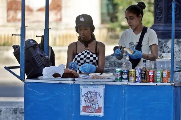 Mujeres vendiendo productos en un puesto ambulante, en una calle de La Habana (Cuba) | EFE/ Ernesto Mastrascusa