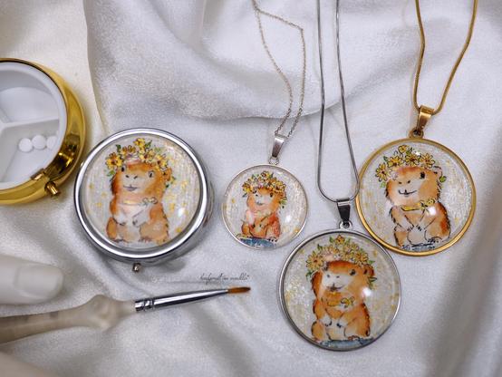 Anhänger und Pillendose mit handgemaltem Motiv niedlicher Hamster mit Sonnenblumen auf dem Kopf