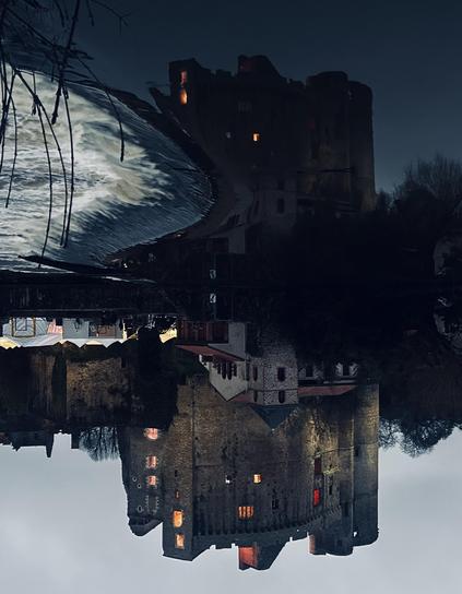 Le château de Clisson la tête à l’envers en reflet sur la Sèvre nantaise