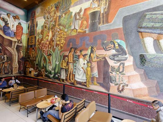 Vista del mural de José Chávez Morado en un restaurante Tim Hortons en la ciudad de México.
