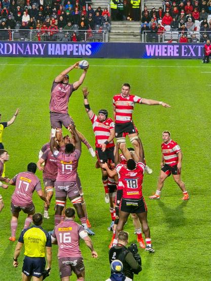 Line out claimed by Munster.