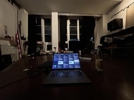 Mein Thinkpad im Besprechungsraum der CBase