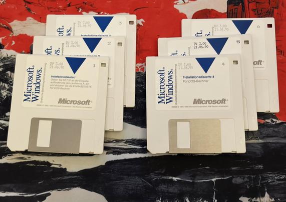 Original floppy disks containing Windows 3.0.
German version on 720K diskettes.