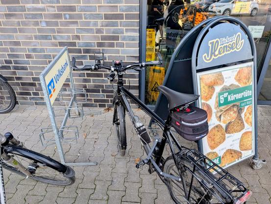 Ein Felgenbrecher-Fahrradständer wird durch einen Kundenstopper blockiert.