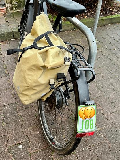 E-Bike mit einem Nummernschild/Versicherungskennzeichen, das auf „JOB“ endet.
