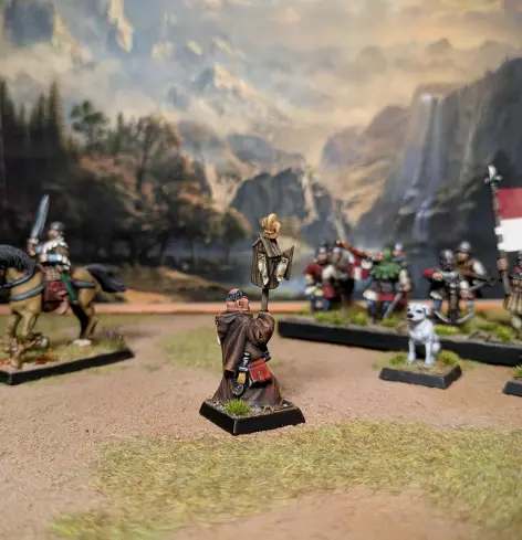 Parte trasera del monje. Se aprecia en el cinto un libro y una daga