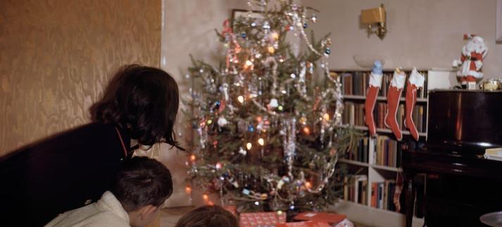 Niños alrededor del árbol de Navidad. / Steven Gottlieb