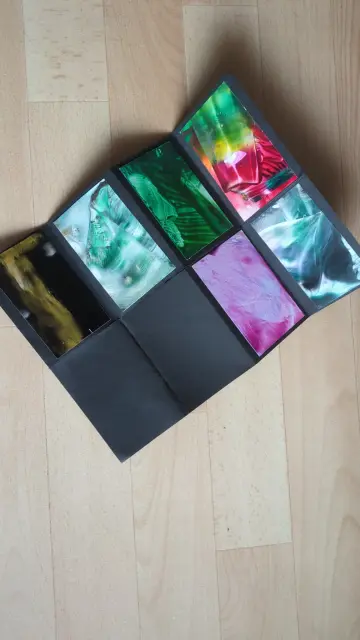 Das Papier ist auseinander gefaltet, alle seche Karten sind zu sehen. Zwei Felder sind unbeklebt, wegen Vorder- und Rückseite des Heftes.