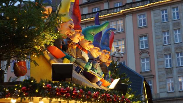 Zwerge mit Kochgeschirr auf Dachschräge