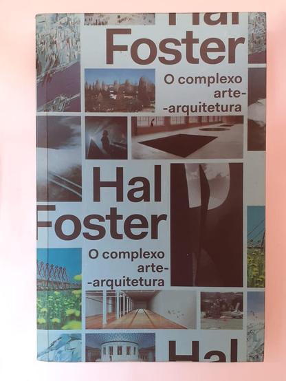 A imagem é a capa do livro "O complexo arte-arquitetura", de Hal Foster.

São várias pequenas fotos de temas de arquitetura: interiores de casas, imagens aéreas,  fotos de prédio etc.

No topo, em grandes letras marrons em fundo branco está "Hal Foster", nome do autor do livro, com parte do texto cortao.

Abaixo, em letras menores, também marrons em fundo branco está "O complexo arte-arquitetura".

A seguir, novamente está "Hal Foster". E, de novo, "O complexo arte-arquitetura".