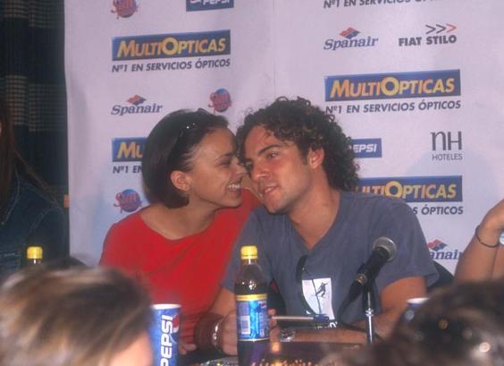 Chenoa y David Bisbal durante una rueda de prensa en 2003 después de la primera edición de 'Operación Triunfo'. (Cover/Getty Images)