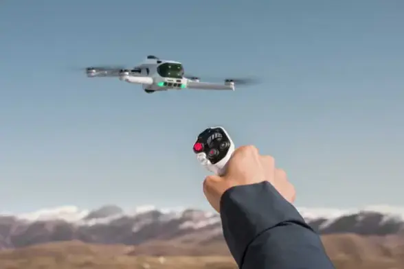 <p>アクションカメラ世界大手の「Insta360」が手がけるドローンブランド「Antigravity(影翎)」は12月4日、初の製品となる360度パノラマドローン「A1」を発売した。中国本土での販売価格は6999元(約15万5000円)から。それ以外の地域では2026年1月に同時発売の予定で、価格などは後日発表されるという。</p>
<blockquote class="wp-embedded-content"><p><a href="https://36kr.jp/357665/">Insta360、世界初の「パノラマドローン」を発表 王者DJIと正面対決へ</a></p></blockquote>
<p></p>
<p>A1はドローン本体、Visionゴーグル、グリップコントローラーがセットになっている。</p>
<p>Visionゴーグルには軽量の薄型レンズを採用し、本体重量は340グラム、最長150分の連続使用が可能。内側に1インチのマイクロOLEDディスプレーをデュアル搭載しており、独自の映像伝送技術「OmniLink 360」と組み合わせることで、ドローンが撮影した360度のリアルタイム映像がそのまま目の前に広がる。映像の伝送距離は最大10キロメートルに達する。</p>
<p>直感的に操作できるグリップコントローラーは、親指でボタンを押して進行方向を指示し、人差し指でトリガーを引くだけでドローンを飛ばせるよう設計されている。格段に操作しやすくなったため、ユーザーは飛行体験そのものに集中できる。また、上級ユーザー向けに一人称視点のFPVモードを備え、必要に応じてその他の飛行モードに切り替えることも可能だ。</p>
<p>そして本体には、1/1.28インチセンサーを採用したデュアルレンズの全方位映像システムを搭載。360度のパノラマ映像を最高8K/30fpsで撮影でき、5.2K/60fpsや4K/100fpsといった高フレームレート撮影にも対応できる。手ブレ補正技術「FlowState」により安定した映像を実現し、1回の飛行で周囲360度の風景を死角ゼロで撮影できるため、ドローンを飛ばしながら構図や画角を気にする必要もない。</p>
<p>付属ソフトウエアには高度なトラッキング機能が備わっており、画面内の被写体を自動で認識・ロックオンして撮影時のズレを補正する。さらに、さまざまなアクロバティック飛行による複雑なカメラワークをワンタップで実行できる。</p>
<p>A1は日常でよく使われるシーンを想定して最適化されている。機体重量はわずか249グラム、世界の多くの地域で機体登録が不要、あるいは簡易的な手続きのみで運用が可能。交換式のレンズを採用したほか、飛行時間は標準バッテリーで約24分間、長時間用バッテリーを使用すれば最大39分となる。スマート障害物回避システムを搭載し、安全性も十分だ。</p>
<p>A1のリリースにより、Insta360は世界最大手のDJIが君臨するドローン市場への本格参入を果たした。消費者向けドローン市場で圧倒的な存在感を誇るDJIは、高い性能と信頼性、完成度の高いソフト・ハード一体型のエコシステムを武器に、長期にわたって主導的な立場を維持してきた。</p>
<blockquote class="wp-embedded-content"><p><a href="https://36kr.jp/336069/">BYDとDJI、世界初の「車載ドローン」量産化 “空飛ぶ助手席”が現実に</a></p></blockqu