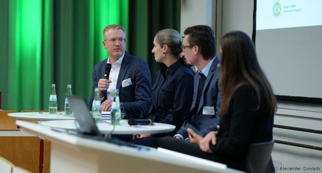 Professor Beatrix Busse, Vice-Rector for Teaching and Studies at the University of Cologne, Markus Weinmann, WiSo Professor of Business Analytics and Director of the Institute for Business AI at the University of Cologne, WiSoAlumnus Peter Heidkamp, Vice President Financial Services Industry at Aleph Alpha, and WiSoAlumna Franziska Grabow, host of the evening, discuss on the impact of generative AI on decision-making, Europe’s position in global competition, and collaboration between academia, industry and society at this year’s WiSoAlumni Annual Reunion on “AI in Universities and Business – Risks, Opportunities, Perspectives”.
