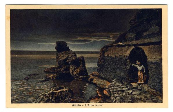 The artwork depicts a dramatic coastal scene with large, rugged rocks emerging from the sea. The sky is dark and tumultuous, suggesting an approaching storm or rough weather conditions. In the foreground, there's a person standing in what appears to be a tunnel carved into one of the rock formations. This individual seems engaged in some activity near the water, possibly fishing or collecting something from the shoreline.

The color palette consists mainly of muted browns and grays with hints of blue for the sea, conveying a somber mood. The texture is finely detailed, showcasing the rough surfaces of the rocks and waves gently crashing against them. This artistic style evokes an almost melancholic atmosphere reflective of coastal life during that period or in such settings.

The caption "Anzio - L'Arco Muto" suggests this piece might be connected to Anzio (now known as Anzio-Nettuno), a town on the coast near Rome, Italy. The term 'L'Arco Muto,' meaning 'the silent arch' in Italian, refers specifically to an ancient Roman aqueduct that once supplied water to the city of Praeneste.

Additional information about this image can be found at https://images.loener.nl/FerroCandilera/full/6730/6730bac589b1... where you could potentially discover more context, history or artistic details regarding Ferro Candilera and his work.