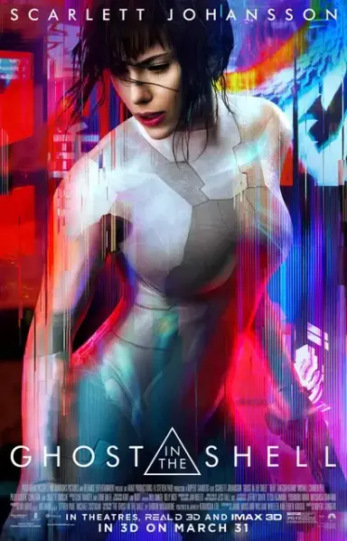 Poster de Scarlett Johansson interpretando a Makoto Kusanagi en la adaptación cinematográfica del anime Ghost In The shell. Tiene un traje ceñido a la piel blanco, un arma en su mano izquierda, con un fondo de luces de neon