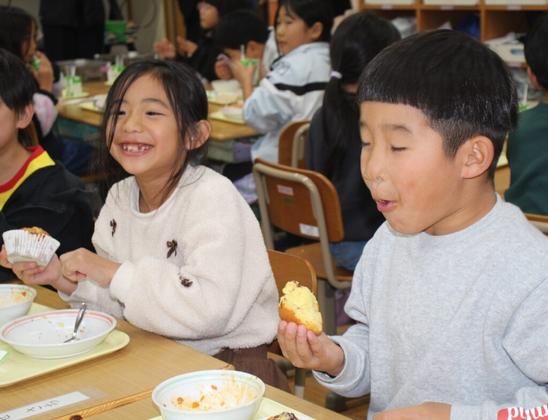 佐伯市下堅田小の給食に九重町産ブルーベリー　カップケーキに児童笑顔「また食べたい」 - 大分のニュースなら 大分合同新聞プレミアムオンライン Gate