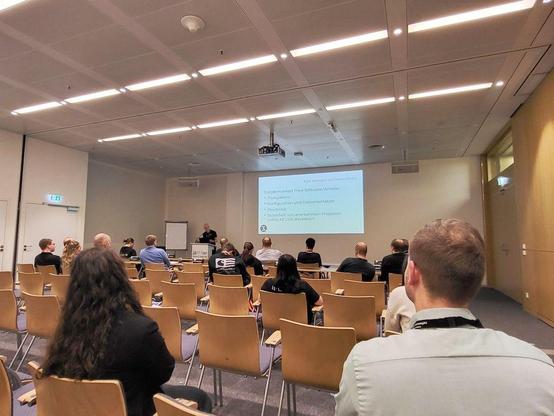 einige zuhörerer beim vortrag über warum linux keinen datenschutz garantiert