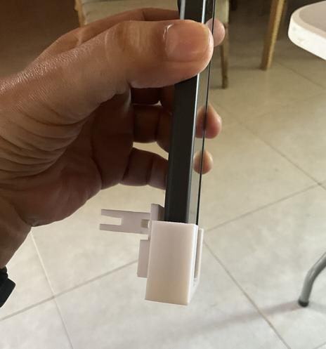 Probando el ajuste del soporte con el celular. Como guante!