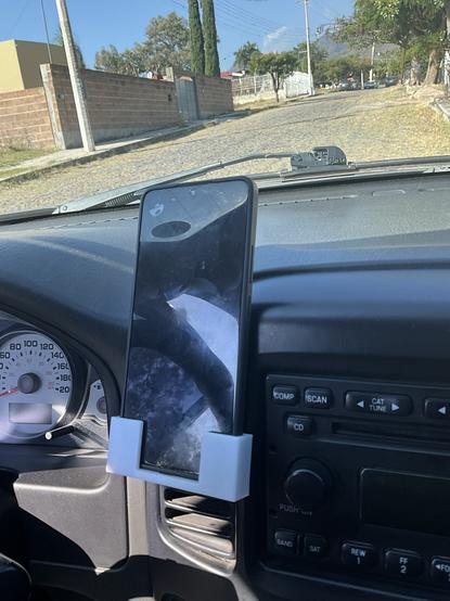 Soporte y celular ya montado en el tablero de la camioneta.