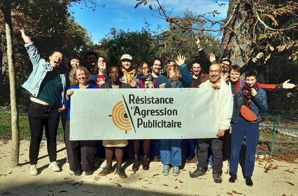 Photo de famille des membres actifs de RAP tenant une banderole au nom de l'association.