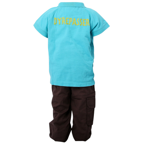 Dyrepasseruniform. Lyseblå T-shirt med ordet "Dyrepasser" i gul. Sorte bukser.