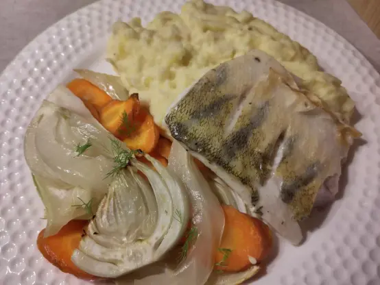 Ein Stück des gebratenen Zanderfilet auf einem Sellerie-Kartoffel Stampf mit Fenchelgemüse