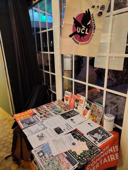 Table UCL avec autocollants, Manifeste UCL, brochures contre culturelles et livres !