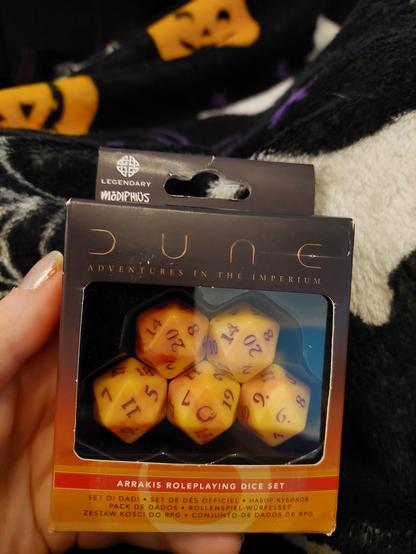 A pack of 5 Dune themed d20s.