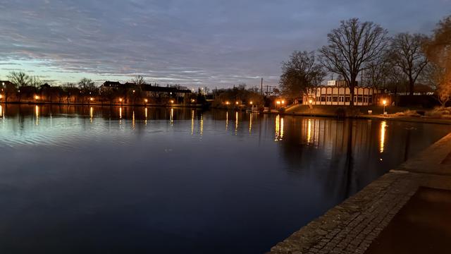 Morgendämmerung am Gotthardteich in Merseburg.