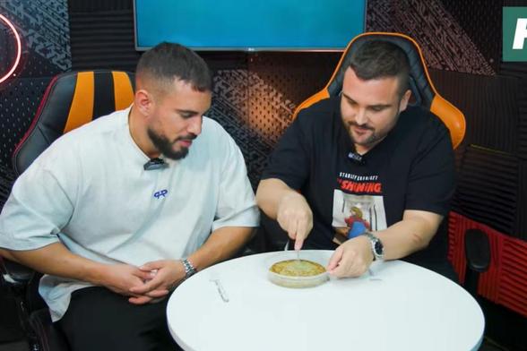 Pablo Cabezali y Álvaro Palazón ponen a prueba platos preparados de Aldi. (Imagen canal Huffeando con Pablo YouTube)