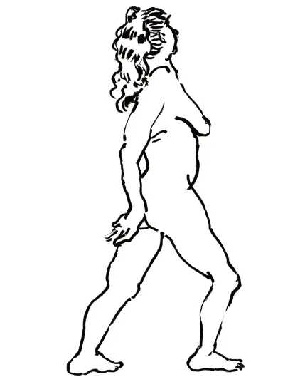 Seitliche Studie einer Frau in einer im Gehen eingefrorenen Position. Die Frau lehnt den Handrücken ihrer rechten hand auf den Po. Ihr zu einem Zopf hochgebundenes Haar wallt lockig über den Rücken.