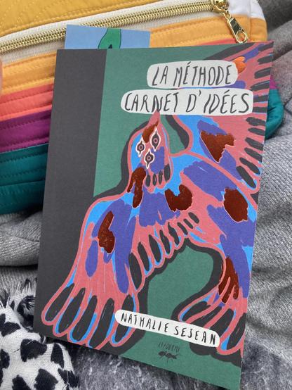 La méthode Carnet d’idées, de Nathalie Sejean, à la couverture magnifique avec un oiseau qui vole et des taches de couleurs qui brillent