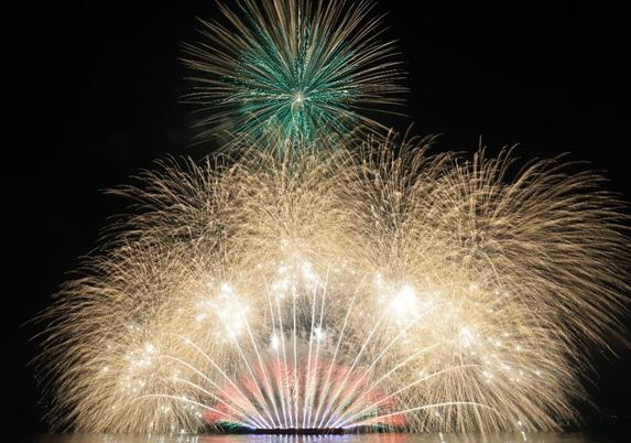 【動画】泉都の夜空を彩る8888発　べっぷクリスマスファンタジア始まる - 大分のニュースなら 大分合同新聞プレミアムオンライン Gate