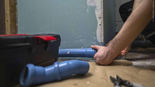 Ein Handwerker arbeitet mit Rohren. Ein Mann in Tübingen wurde von falschen Handwerkern betrogen.  (Foto: IMAGO, IMAGO / imagebroker)