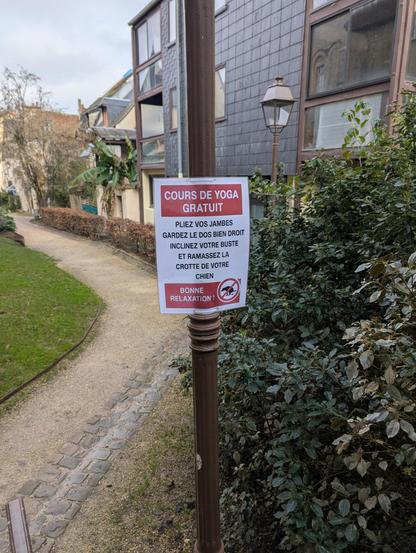 Une pancarte disant : cours de yoga gratuit - pliez vos jambes, gardez le dos bien droit, inclinez votre buste et ramassez la crotte de votre chien - bonne relaxation !