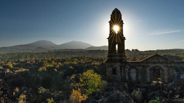 The eruption of the Paricutin volcano covered the land with lava. Only the church remained standing, offering us impressive views.