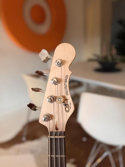 Basskopf des zum Verkauf stehenden Instruments