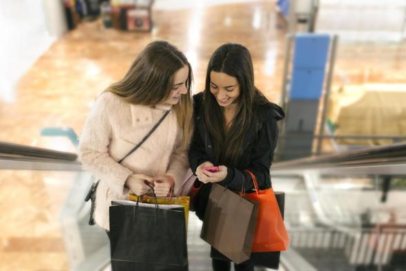 Dos jóvenes yendo de compras (Marco Govel)