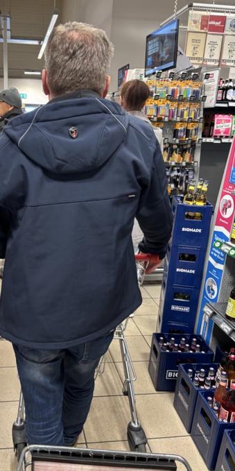 In einem Rewe Nahkauf: Eine Warteschlange an der Kasse.