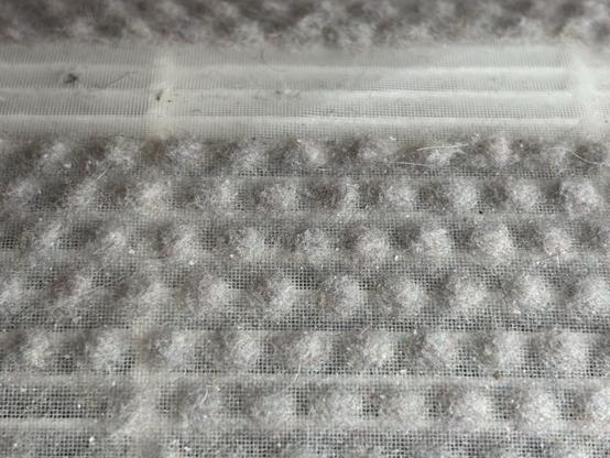 Nahaufnahme: Vorfilter mit Staub.