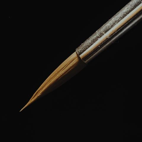 Eine Makro-Aufnahme von einem noch unbenutzten spitzen Pinsel.