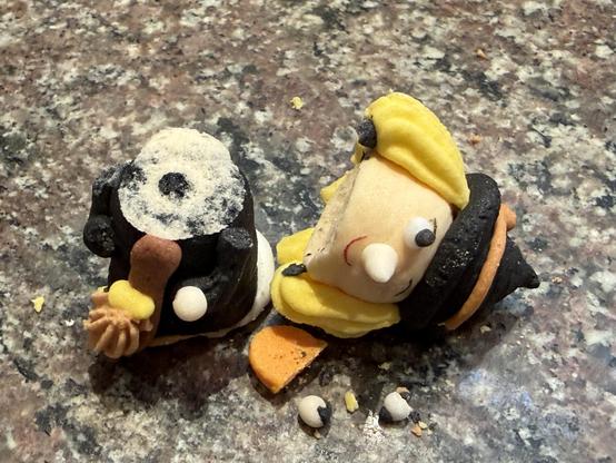 Same sugar witch as before, but with her head separated.