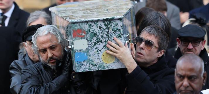 Reni de Stone Roses, y Liam Gallagher ayudan a sacar el féretro del funeral de Gary Mounfield, también conocido como Mani, en la catedral de Manchester el 22 de diciembre de 2025 en Manchester, Inglaterra. / Ryan Jenkinson