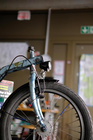 Ein Fahrradfrontlicht wird von vorne angeleuchtet durch das Licht eines frischen Tages