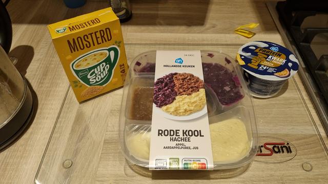 Cup-a-soup Mosterd, magnetronmaaltijd met rode kool, appel, hachee, jus, aardappelpuree en proteïnekwark met yoghurt en perzik.