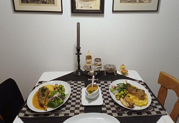 Der Eßtisch ist gedeckt.