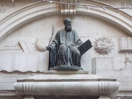 Statue of Tommaso Ravenna on the façade of San Zulian, by Alessandro Vittoria.