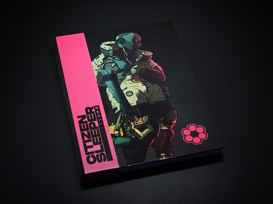 Przód okładki publikacji Lost In Cult o Citizen Sleeper. Matowa, czarna okładka z sylwetką bohatera. Na książkę nawinięty jest obi strip z tytułem.