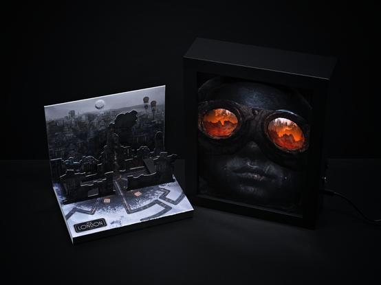 Zawartość dodatkowa Frostpunk 2 Whiteout Edition Diorama Nowego Londynu, oraz lightbox przedstawiający motyw z okładki – postać o zniszczonej zimnem twarzy, z oczami zasłoniętymi goglami. W szkłach widać odbicie płomieni i miasta.